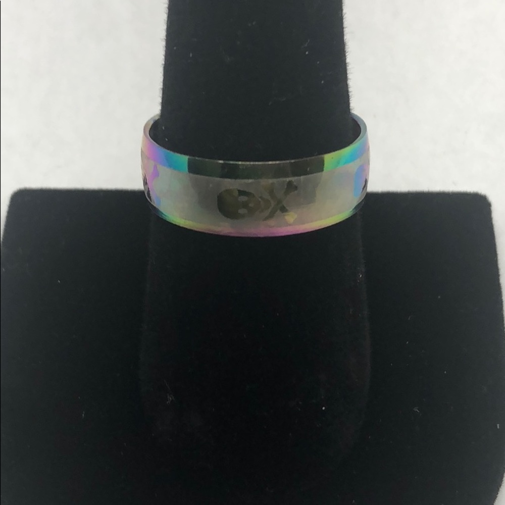 Men’s ring.